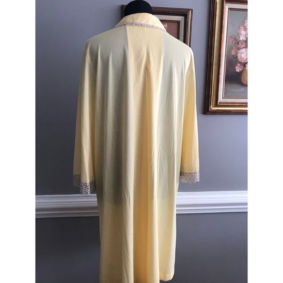 Vintage Vanity Fair buttery yellow house gown/ robe with lace detailing - Picture 5 of 10